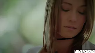 Stilinga moteris čiu ...