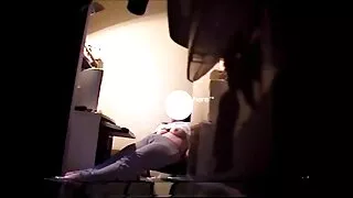 Jauna mergina linksm ...