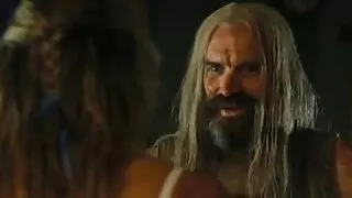 Sūnus žiūri į plauku ...